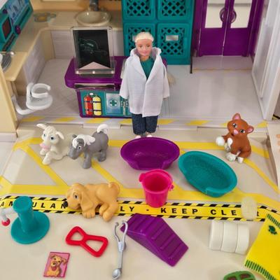 LOT 150L: Animal Planet Animal Rescue Care Center