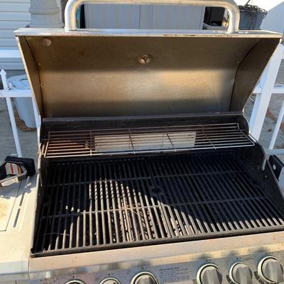 LOT 165 O: OMC Broil Mate Propane Grill #218984 w/ Cover