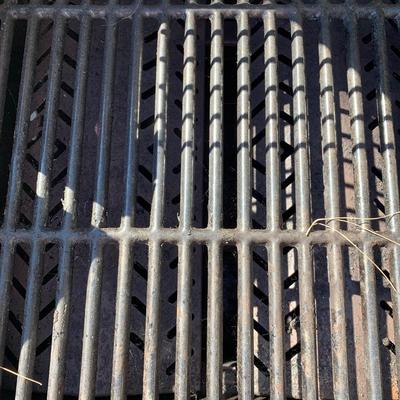 LOT 165 O: OMC Broil Mate Propane Grill #218984 w/ Cover