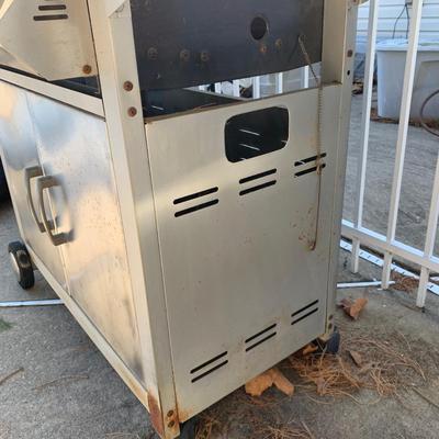 LOT 165 O: OMC Broil Mate Propane Grill #218984 w/ Cover