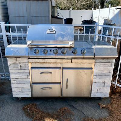 LOT 166 O: Home Depot Charmglow Gourmet Series Gas Grill #810-7600-S