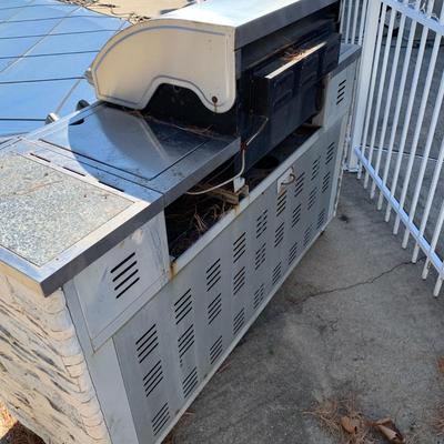 LOT 166 O: Home Depot Charmglow Gourmet Series Gas Grill #810-7600-S