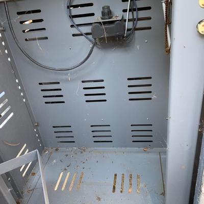 LOT 166 O: Home Depot Charmglow Gourmet Series Gas Grill #810-7600-S