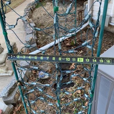 LOT 176 O: Lighted Outdoor Arch Lawn Decor