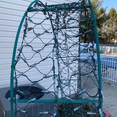 LOT 176 O: Lighted Outdoor Arch Lawn Decor