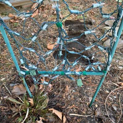 LOT 176 O: Lighted Outdoor Arch Lawn Decor