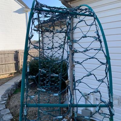 LOT 176 O: Lighted Outdoor Arch Lawn Decor