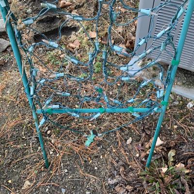 LOT 176 O: Lighted Outdoor Arch Lawn Decor