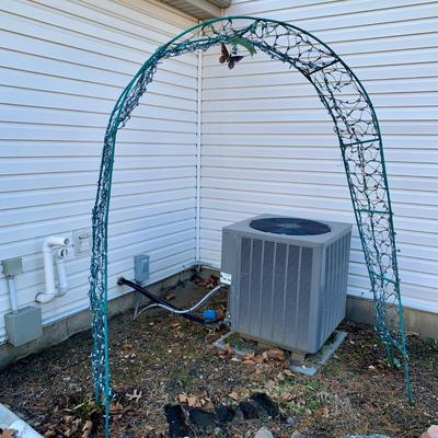 LOT 176 O: Lighted Outdoor Arch Lawn Decor