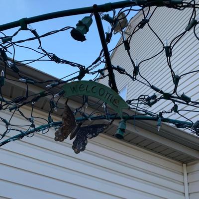 LOT 176 O: Lighted Outdoor Arch Lawn Decor