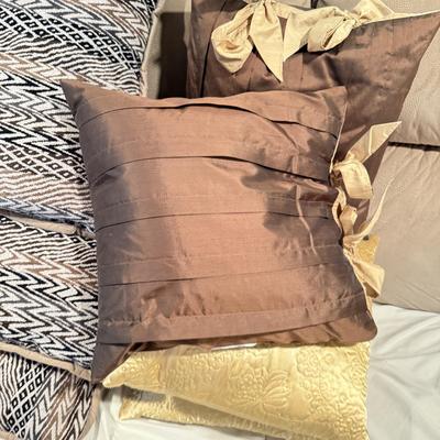LOT 227L: Collection of Decorative Throw Pillows
