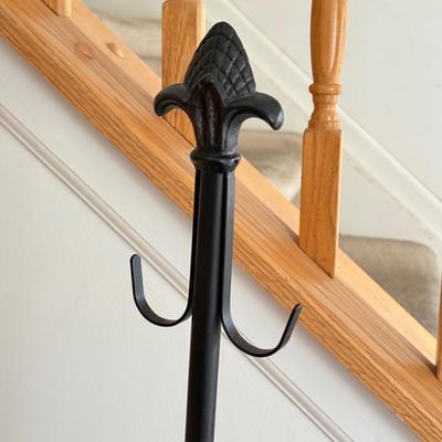 LOT 228L: Iron and Metal Home Decor: Lanterns & More