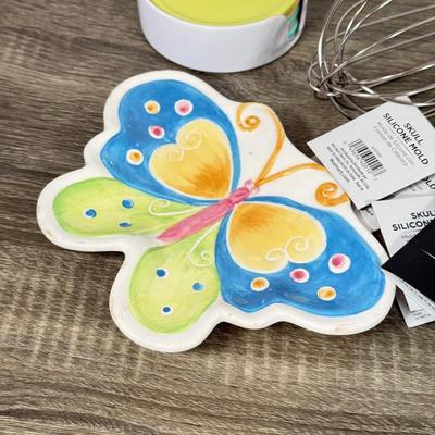 LOT 231L: Fun & Quirky Kitchen Collection: Collectible Cups/Glasses, Skull and Crossbones Ice Cube Trays, Oversized Catering Tools...