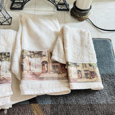 LOT 235L: Home Decor: Paris France Eiffel Towers, Lamps & Linens