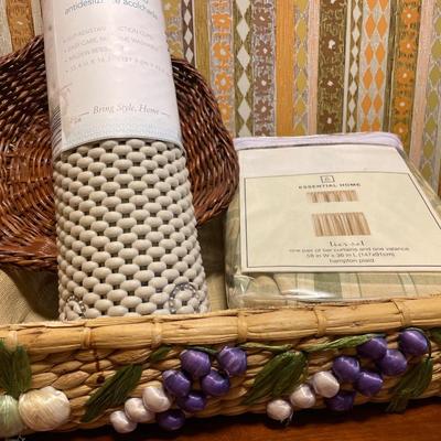 Curtains, bath mat and casserole holder