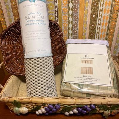 Curtains, bath mat and casserole holder