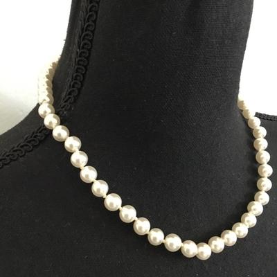 Vintage faux classic pearl necklace