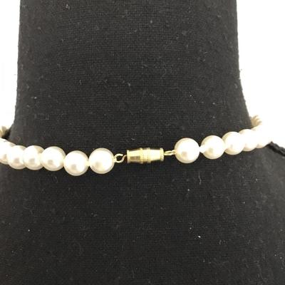 Vintage faux classic pearl necklace