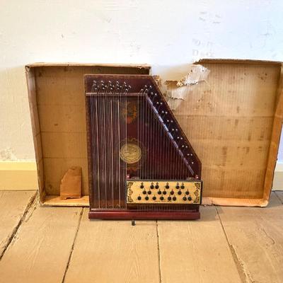 LOT 309: Vintage / Antique Radio Concert of America Mandolin Harp