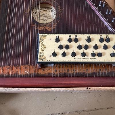 LOT 309: Vintage / Antique Radio Concert of America Mandolin Harp