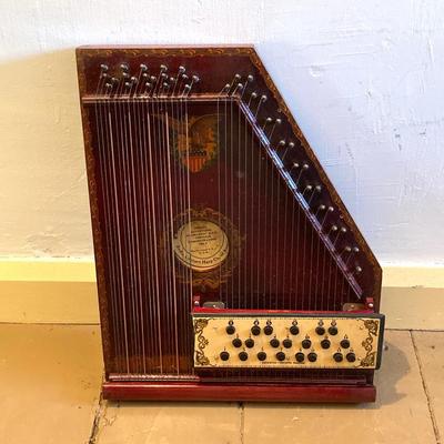 LOT 309: Vintage / Antique Radio Concert of America Mandolin Harp