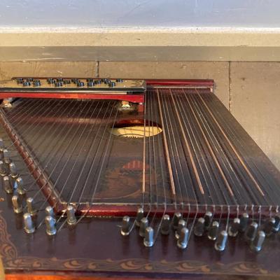 LOT 309: Vintage / Antique Radio Concert of America Mandolin Harp