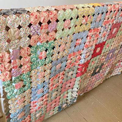 LOT 310: Antique / Vintage Yo-Yo Hand Crafted Quilt
