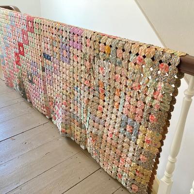 LOT 310: Antique / Vintage Yo-Yo Hand Crafted Quilt