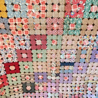 LOT 310: Antique / Vintage Yo-Yo Hand Crafted Quilt