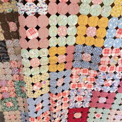 LOT 310: Antique / Vintage Yo-Yo Hand Crafted Quilt