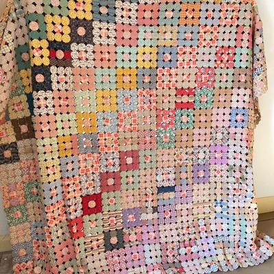 LOT 310: Antique / Vintage Yo-Yo Hand Crafted Quilt