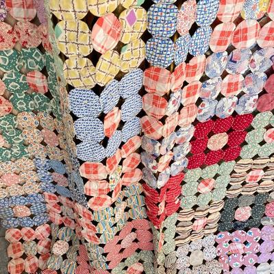LOT 310: Antique / Vintage Yo-Yo Hand Crafted Quilt