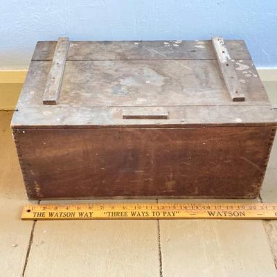 LOT 319: Antique / Vintage Kebbler-Weyl Baking Co. Biscuits Crate / Box