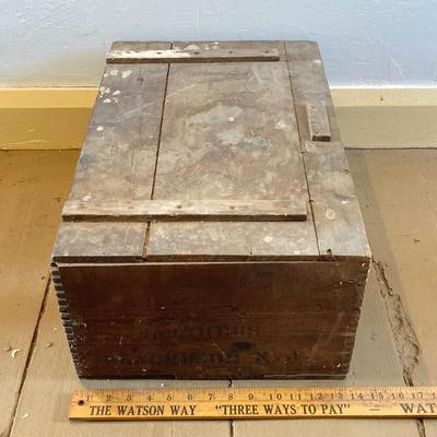 LOT 319: Antique / Vintage Kebbler-Weyl Baking Co. Biscuits Crate / Box