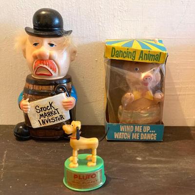 LOT 323: Vintage Toy Collection - Tootsie Toy Military Jeep, Miniature Tools, Stock Market Investor Bank, Western Union Dolly Gram, Soma...