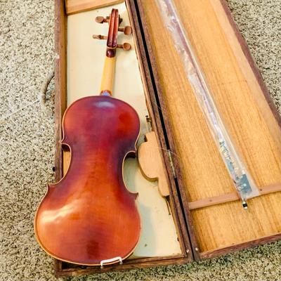 LOT 327: Vintage Facsimile Stradivarius Violin With Bow and Wooden Case Kiso-Fukushima Japan