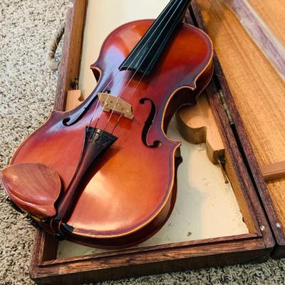 LOT 327: Vintage Facsimile Stradivarius Violin With Bow and Wooden Case Kiso-Fukushima Japan