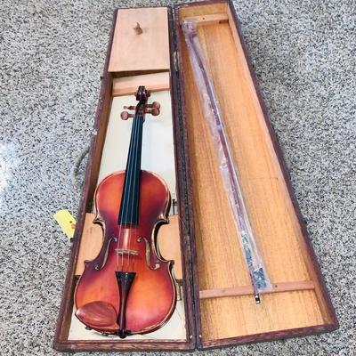 LOT 327: Vintage Facsimile Stradivarius Violin With Bow and Wooden Case Kiso-Fukushima Japan