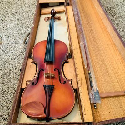 LOT 327: Vintage Facsimile Stradivarius Violin With Bow and Wooden Case Kiso-Fukushima Japan