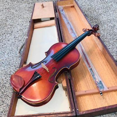 LOT 327: Vintage Facsimile Stradivarius Violin With Bow and Wooden Case Kiso-Fukushima Japan
