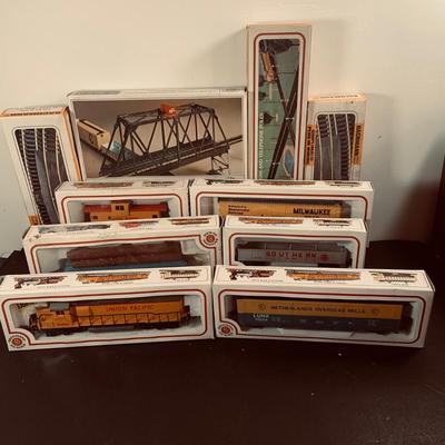 LOT339: Bachmann HO Scale Train Cars, Track and Accessories In Original Packages
