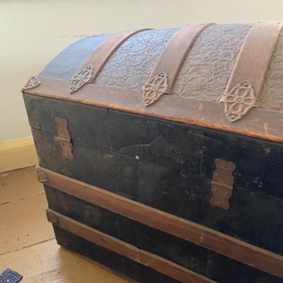 LOT 347: Antique Victorian Steamer Trunk with Dome Top and Inner Tray