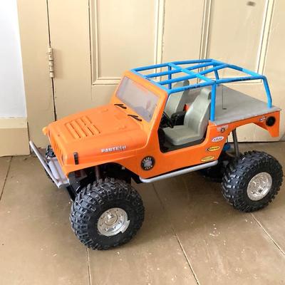 LOT 372: Large Radio Controlled Nylint Rock Crawler Jeep