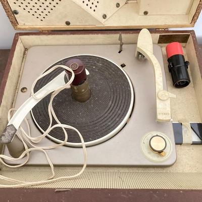 LOT 374: Vintage RCA Victor Dual Amplifier Orthophonic High Fidelity Stereo