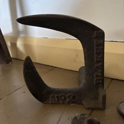 LOT 387: Early Antique Primitive Wooden Cobblers Tool Bench, Cobblers Anvil & Shoe Stand