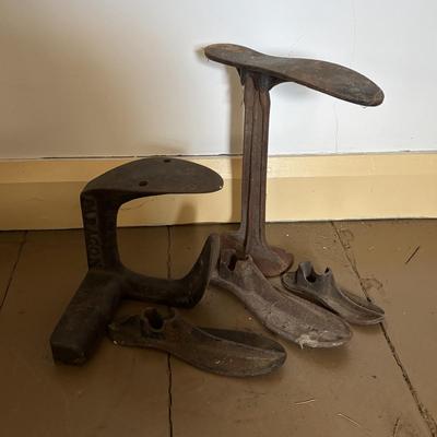 LOT 387: Early Antique Primitive Wooden Cobblers Tool Bench, Cobblers Anvil & Shoe Stand