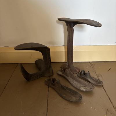 LOT 387: Early Antique Primitive Wooden Cobblers Tool Bench, Cobblers Anvil & Shoe Stand