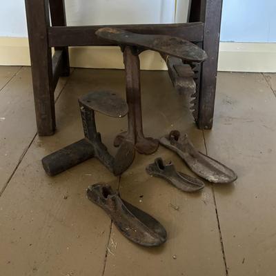 LOT 387: Early Antique Primitive Wooden Cobblers Tool Bench, Cobblers Anvil & Shoe Stand