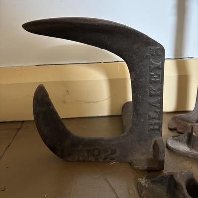 LOT 387: Early Antique Primitive Wooden Cobblers Tool Bench, Cobblers Anvil & Shoe Stand