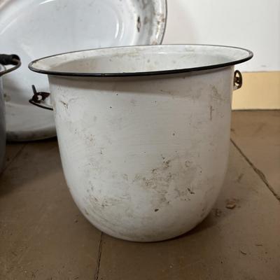 LOT 399: Vintage Enamelware Flintstone Wash Basin/Baby Tub & More